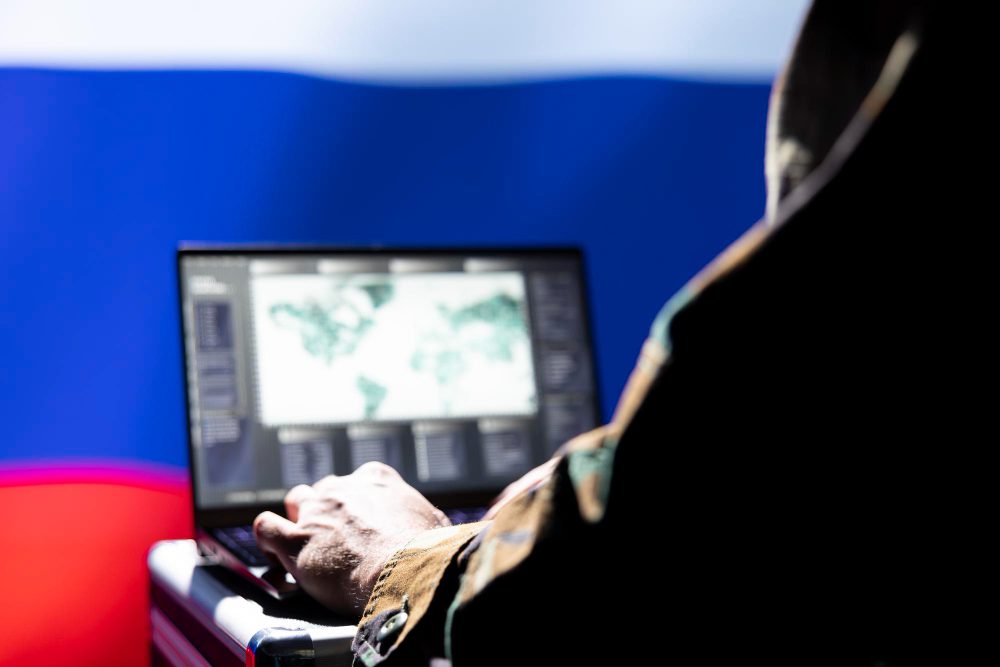 חוקר פרטי עוקב במחשב נייד