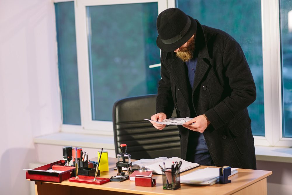 חוקר פרטי של עין השמש חקירות מסתכל במסמך