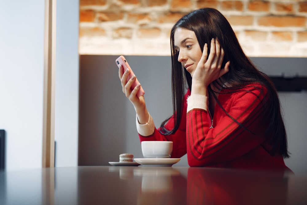 אישה עסוקה בטלפון