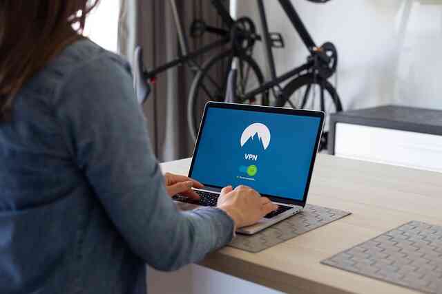 אישה עובדת על מחשב נייד עם חיבור VPN מאובטח לצורך ניהול חקירות הונאה במכרזים ושמירה על מידע רגיש